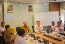 Walikota Bogor Bahas Penanganan Longsor Batutulis Bersama DJKA Wali Kota Bogor, Dedie A. Rachim, saat memberikan keterangan usai rapat koordinasi dengan Direktorat Jenderal Perkeretaapian (DJKA) di Jakarta, membahas penanganan longsor di kawasan Underpass Batutulis, Senin (2/6/2025). Foto: Pemkot Bogor