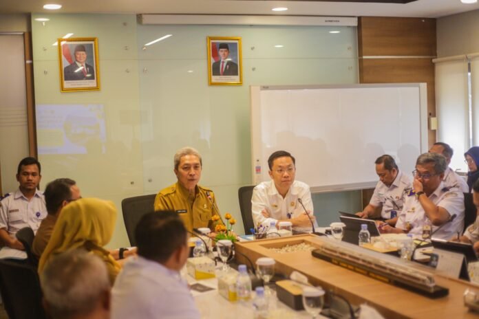 Wali Kota Bogor, Dedie A. Rachim, saat memberikan keterangan usai rapat koordinasi dengan Direktorat Jenderal Perkeretaapian (DJKA) di Jakarta, membahas penanganan longsor di kawasan Underpass Batutulis, Senin (2/6/2025). Foto: Pemkot Bogor