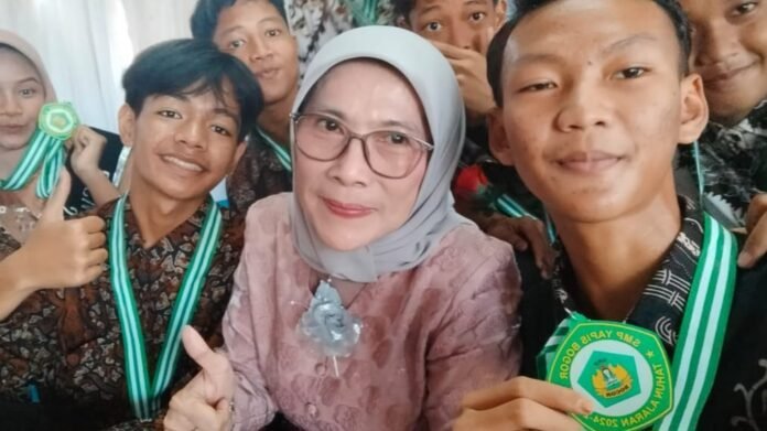 WhatsApp Image 2025-06-02 at 19.28.49 Kepala SMP Yapis, Dian Hestiningsih berfoto bersama siswa lulusan tahun 2025. Foto: Harnas.id/ Istimewa