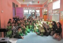 CERITOPIA Hadir di Bogor: Dongeng Nusantara dan Buku Gratis untuk Tingkatkan Literasi Anak Lewat Seni Budaya Keceriaan peserta saat menerima buku bacaan anak secara gratis dalam kampanye literasi budaya CERITOPIA. Foto: Istimewa