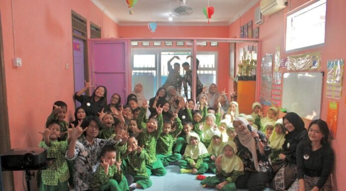 CERITOPIA Hadir di Bogor: Dongeng Nusantara dan Buku Gratis untuk Tingkatkan Literasi Anak Lewat Seni Budaya Keceriaan peserta saat menerima buku bacaan anak secara gratis dalam kampanye literasi budaya CERITOPIA. Foto: Istimewa