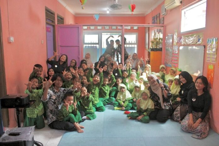 Keceriaan peserta saat menerima buku bacaan anak secara gratis dalam kampanye literasi budaya CERITOPIA. Foto: Istimewa