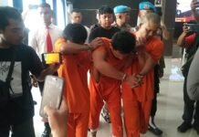 Satreskrim Polresta Bogor Kota Tangkap Komplotan Curanmor, 48 TKP Terungkap Pelaku sindikat curanmor yang meresahkan warga Bogor ditunjukkan polisi kepada awak media bersama barang bukti motor hasil kejahatan. Foto: Harnas.id/ Hadi