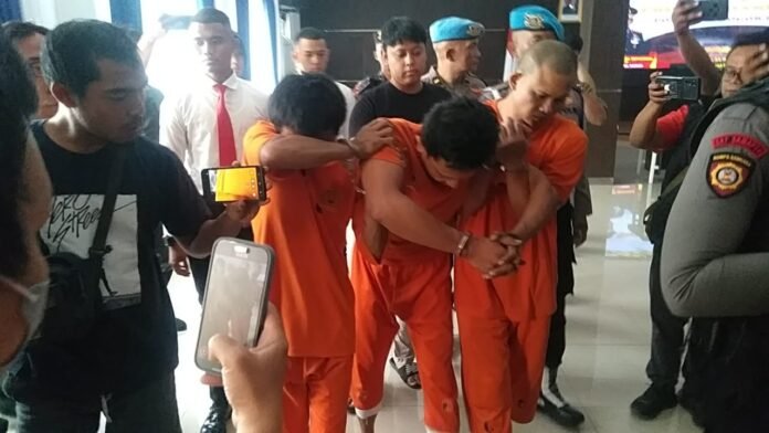 Pelaku sindikat curanmor yang meresahkan warga Bogor ditunjukkan polisi kepada awak media bersama barang bukti motor hasil kejahatan. Foto: Harnas.id/ Hadi