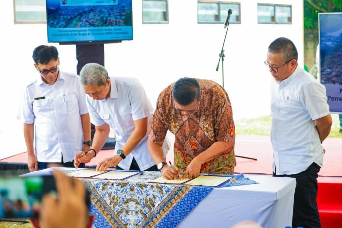 Penandatanganan perjanjian kerja sama antara Pemerintah Kota Bogor dan Yayasan WWF Indonesia dalam rangka pengembangan program Penandatanganan perjanjian kerja sama antara Pemerintah Kota Bogor dan Yayasan MFI Indonesia dalam rangka pengembangan program Smart City, Rabu (11/6/2025). Rabu (11/6/2025). Foto: Pemkot Bogor