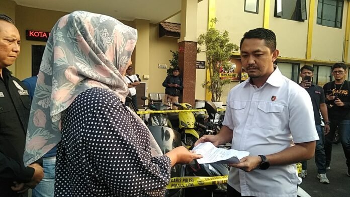 Kasat Reskrim Polresta Bogor Kota AKP Aji Riznaldi menunjukkan puluhan motor curian yang berhasil diamankan dari sindikat curanmor lintas daerah, Selasa (11/6/2025). Foto: Harnas.id/ Hadi