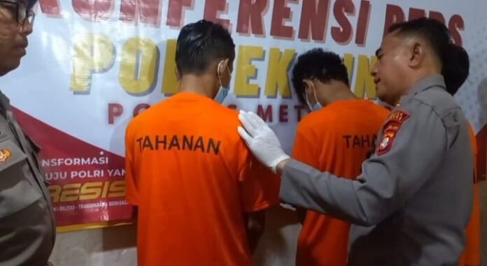 Tiga pelaku pencurian motor dan barang bukti berupa sembilan unit sepeda motor diamankan Polsek Cinere usai penangkapan di kontrakan wilayah Gandul, Depok. Foto: Harnas.id/ Agung