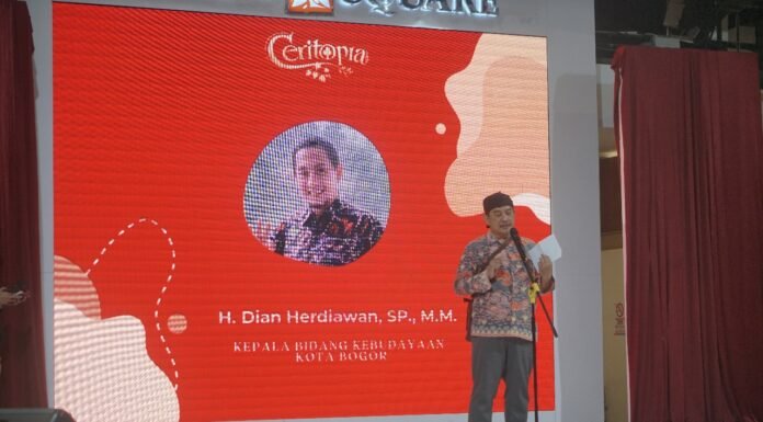 CERITOPIA Hidupkan Imajinasi Anak Lewat Dongeng dan Budaya Lokal di Botani Square Bogor Kepala Bidang Kebudayaan Disbudpar Kota Bogor, Dian Herdiawan, memberikan sambutan pada pembukaan acara CERITOPIA di Botani Square, Jumat (13/6/2025). Foto: Harnas.id