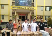 Polresta Bogor Kota Bongkar Peredaran Susu Kadaluarsa, Ratusan Kardus Diamankan di Depok Petugas Satreskrim Polresta Bogor Kota menunjukkan barang bukti ratusan kardus susu kadaluarsa yang dimanipulasi tanggalnya dalam penggerebekan di Bogor dan Depok, Senin (16/6/2025). Foto: Hadi/ harnas.id