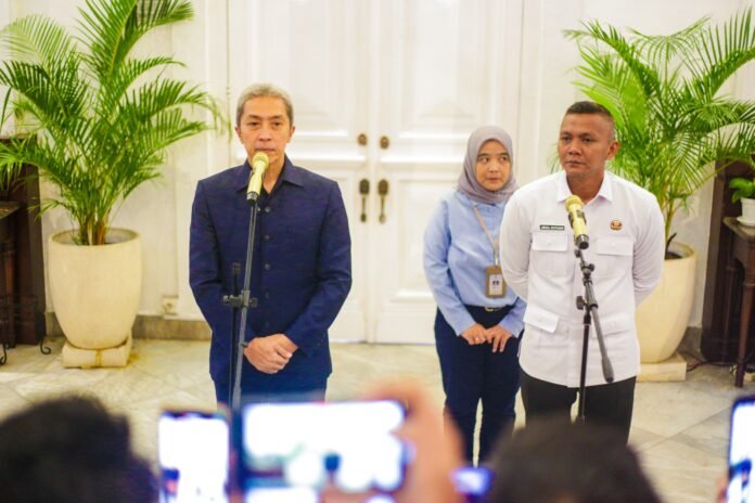 Wali Kota Bogor Dedie A. Rachim didampingi Wakil Wali Kota Jenal Mutaqin saat mengumumkan Denny Mulyadi sebagai Sekretaris Daerah Kota Bogor di Plaza Balai Kota, Selasa (17/6/2025). Foto: harnas.id/ Istimewa