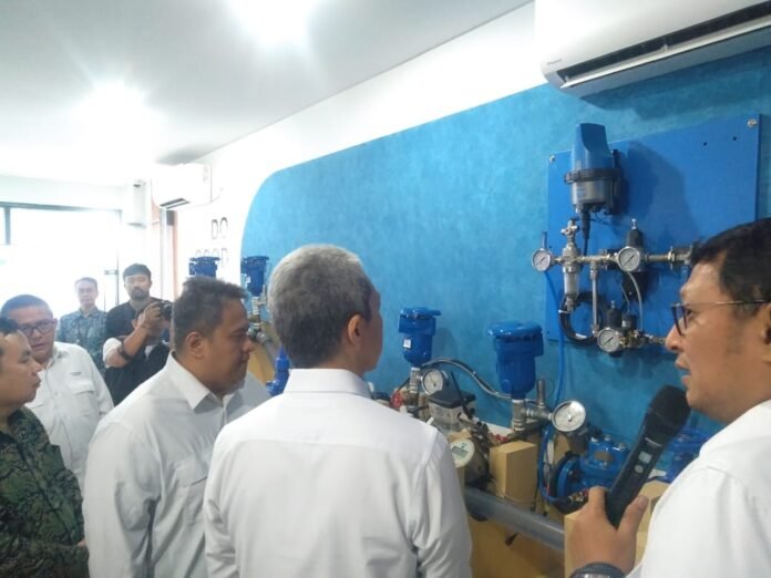 Wali Kota Bogor Dedie A. Rachim bersama Dirut Tirta Pakuan Rino Indira dan Ketua DPRD Bogor Adityawarman saat meninjau fasilitas Training Center di Bogor Timur, Rabu (18/6/2025). Foto: Harnas.id/ Hadi