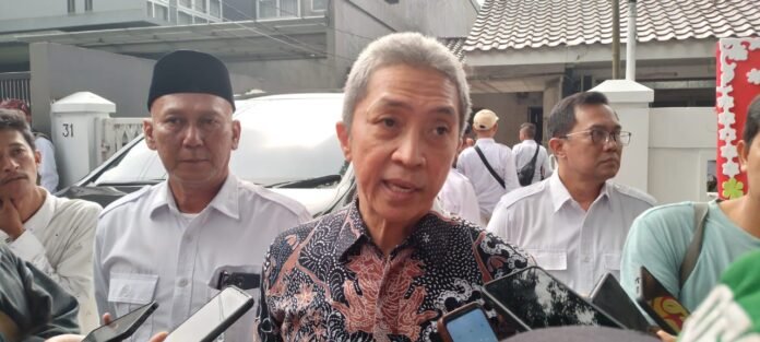 Wali Kota Bogor Dedie A. Rachim menyampaikan capaian 100 hari kerja dalam acara syukuran Sekretariat baru DPC Partai Gerindra Kota Bogor, Jumat (20/6/2025). Foto: harnas.id/ Hadi
