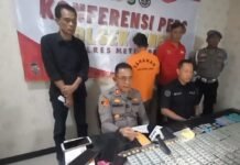 Ribuan Obat Daftar G Ilegal Disita di Cinere, Polsek Ungkap Modus Jual Bersama Casing HP Petugas Polsek Cinere saat menunjukkan barang bukti ribuan butir obat keras daftar G hasil penggerebekan di sebuah toko di Jalan Raya Bukit Cinere, Depok. Foto: Harnas.id/ Agung