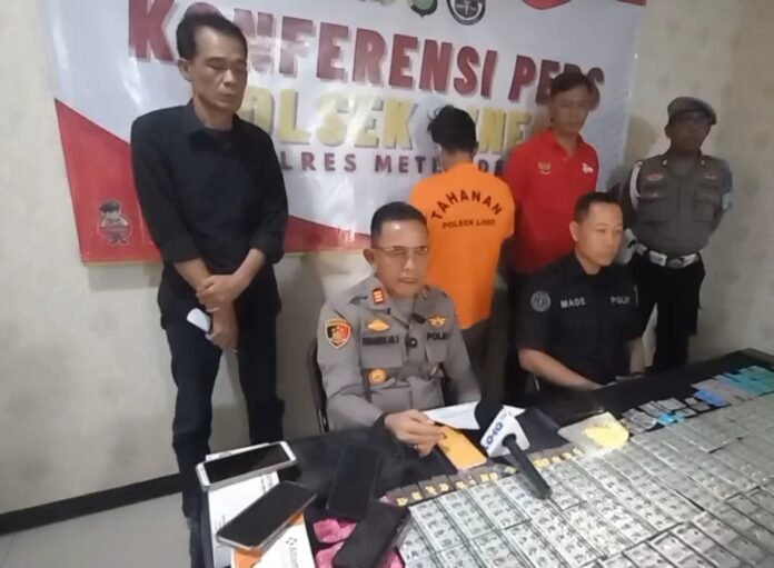 Petugas Polsek Cinere saat menunjukkan barang bukti ribuan butir obat keras daftar G hasil penggerebekan di sebuah toko di Jalan Raya Bukit Cinere, Depok. Foto: Harnas.id/ Agung