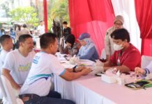 Polres Metro Depok Gelar Layanan Publik dan Cek Kesehatan Gratis Sambut HUT Bhayangkara ke-79 Kapolres Metro Depok Kombes Pol Abdul Waras bersama warga mengikuti pemeriksaan kesehatan gratis dalam rangka HUT Bhayangkara ke-79 di gerai layanan publik, Sabtu (21/6/2025). Foto: Harnas.id/ Agung