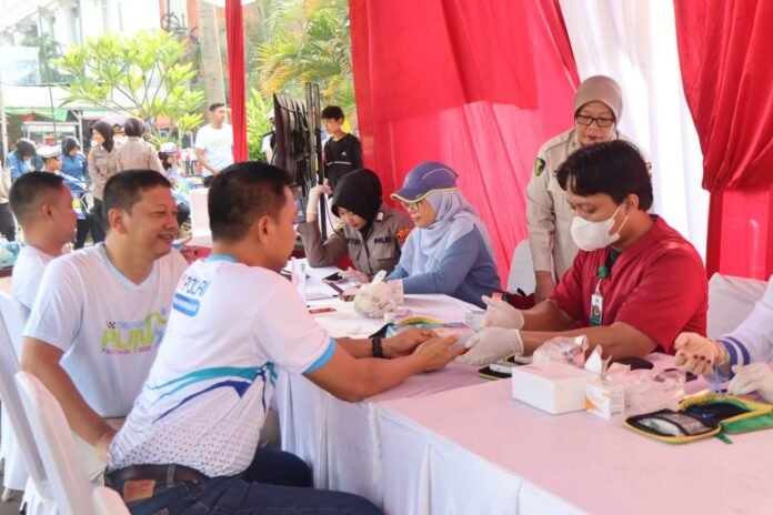 Kapolres Metro Depok Kombes Pol Abdul Waras bersama warga mengikuti pemeriksaan kesehatan gratis dalam rangka HUT Bhayangkara ke-79 di gerai layanan publik, Sabtu (21/6/2025). Foto: Harnas.id/ Agung