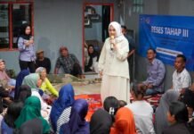 Zakiyah Sentil Oknum Warga ‘Ngaku Miskin’, Soroti Pemerataan Bantuan Sosial di Bogor Teh Zakiyah saat berdialog bersama warga Kedung Halang dalam Reses Tahap III, soroti ketimpangan distribusi bantuan sosial dan ajak warga ubah pola pikir soal kemiskinan, Senin (23/6/2025). Foto: Harnas.id