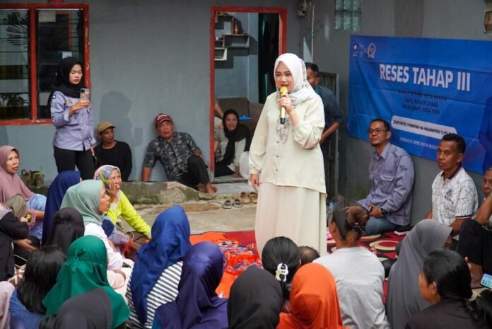 Teh Zakiyah saat berdialog bersama warga Kedung Halang dalam Reses Tahap III, soroti ketimpangan distribusi bantuan sosial dan ajak warga ubah pola pikir soal kemiskinan, Senin (23/6/2025). Foto: Harnas.id