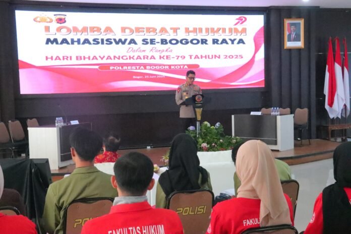 ahasiswa dari enam kampus di Bogor Raya mengikuti lomba debat hukum yang digelar Polresta Bogor Kota dalam rangka HUT Bhayangkara ke-79, Rabu (25/6/2025). Foto: harnas.id/ Hadi