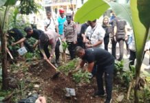 Wakil Wali Kota Apresiasi Penanaman Pohon di Bogor, Dorong Kesadaran Lingkungan dan Mitigasi Bencana Wakil Wali Kota Bogor Jenal Mutaqin bersama Komunitas Pemuda Peduli menanam pohon buah di kawasan Panaragan, Rabu (25/6/2025), sebagai bagian dari upaya menjaga lingkungan dan mencegah longsor. Foto: harnas.id/ Hadi