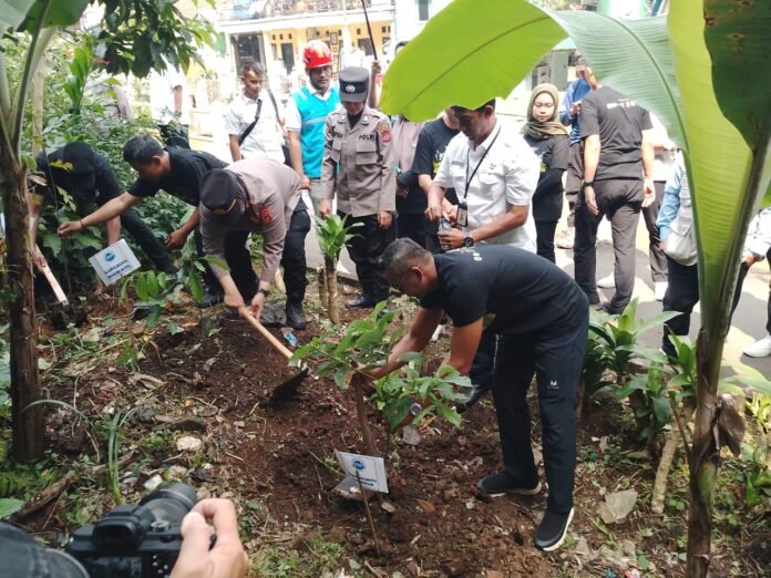 Wakil Wali Kota Bogor Jenal Mutaqin bersama Komunitas Pemuda Peduli menanam pohon buah di kawasan Panaragan, Rabu (25/6/2025), sebagai bagian dari upaya menjaga lingkungan dan mencegah longsor. Foto: harnas.id/ Hadi