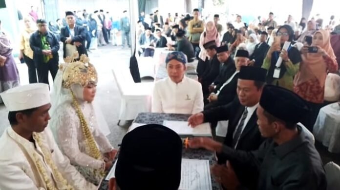 Puluhan pasangan calon pengantin mengikuti prosesi akad nikah massal di halaman Kantor Kemenag Kota Bogor dalam rangka HJB ke-543, Selasa (25/6/2025). Foto: Hadi/Harnas.id