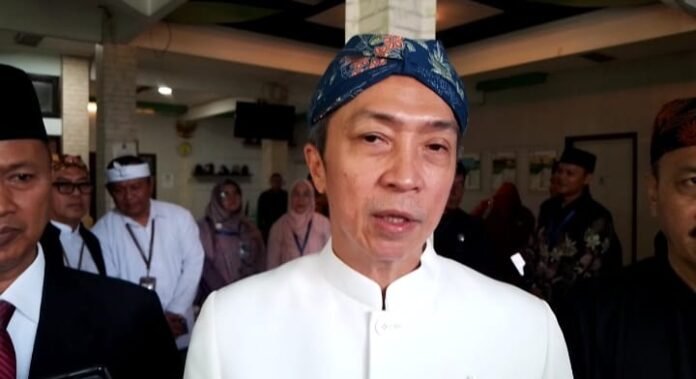 Wali Kota Bogor Dedie A. Rachim saat menyerahkan hibah aset dan kendaraan operasional kepada Kemenag Kota Bogor, Kamis (26/6/2025), di Jalan Dr. Semeru. Foto: Hadi/ harnas.id