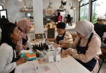 Zentia Ajak Anak dan Ibu di Bogor Ciptakan Parfum Ramah Kulit Lewat Workshop Kreatif Seorang anak dan ibunya meracik parfum bebas alkohol dalam workshop Zentia di Maraca Cafe, Bogor, Sabtu (27/6/2025). Kegiatan ini mengedukasi penggunaan produk perawatan diri yang aman untuk anak. Foto: Harnas.id