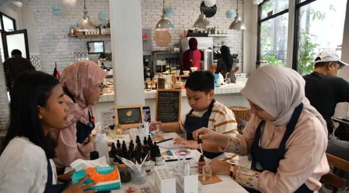 Zentia Ajak Anak dan Ibu di Bogor Ciptakan Parfum Ramah Kulit Lewat Workshop Kreatif Seorang anak dan ibunya meracik parfum bebas alkohol dalam workshop Zentia di Maraca Cafe, Bogor, Sabtu (27/6/2025). Kegiatan ini mengedukasi penggunaan produk perawatan diri yang aman untuk anak. Foto: Harnas.id