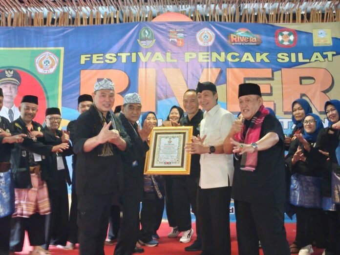 Wali Kota Bogor Dedie A. Rachim buka Festival Pencak Silat Rivera Cup II 2025. Ajang ini dorong pelestarian budaya pencak silat sebagai warisan bangsa. Foto: Harnas.id