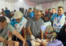 Polresta Bandung Gelar Khitanan Massal Sambut HUT Bhayangkara ke-79 Kapolresta Bandung Kombes Pol Aldi Subartono saat meninjau kegiatan khitanan massal dalam rangka HUT Bhayangkara ke-79 di Soreang, Sabtu (28/6/2025). Foto: Harnas.id