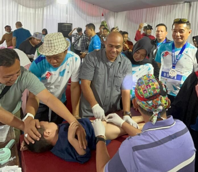 Kapolresta Bandung Kombes Pol Aldi Subartono saat meninjau kegiatan khitanan massal dalam rangka HUT Bhayangkara ke-79 di Soreang, Sabtu (28/6/2025). Foto: Harnas.id