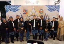 Meriahkan HJB ke-543, Kota Bogor Gelar Helaran Budaya Nusantara di Malam Hari Wali Kota Bogor Dedie A. Rachim mengenakan busana adat Sunda saat membuka helaran budaya malam dalam rangka Hari Jadi Kota Bogor ke-543, Jumat (27/6/2025). Foto: Harnas.id