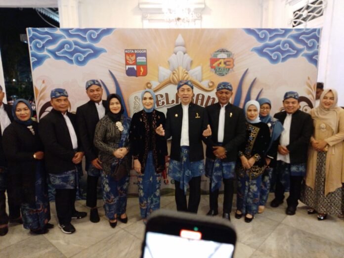 HJB Wali Kota Bogor Dedie A. Rachim mengenakan busana adat Sunda saat membuka helaran budaya malam dalam rangka Hari Jadi Kota Bogor ke-543, Jumat (27/6/2025). Foto: Harnas.id