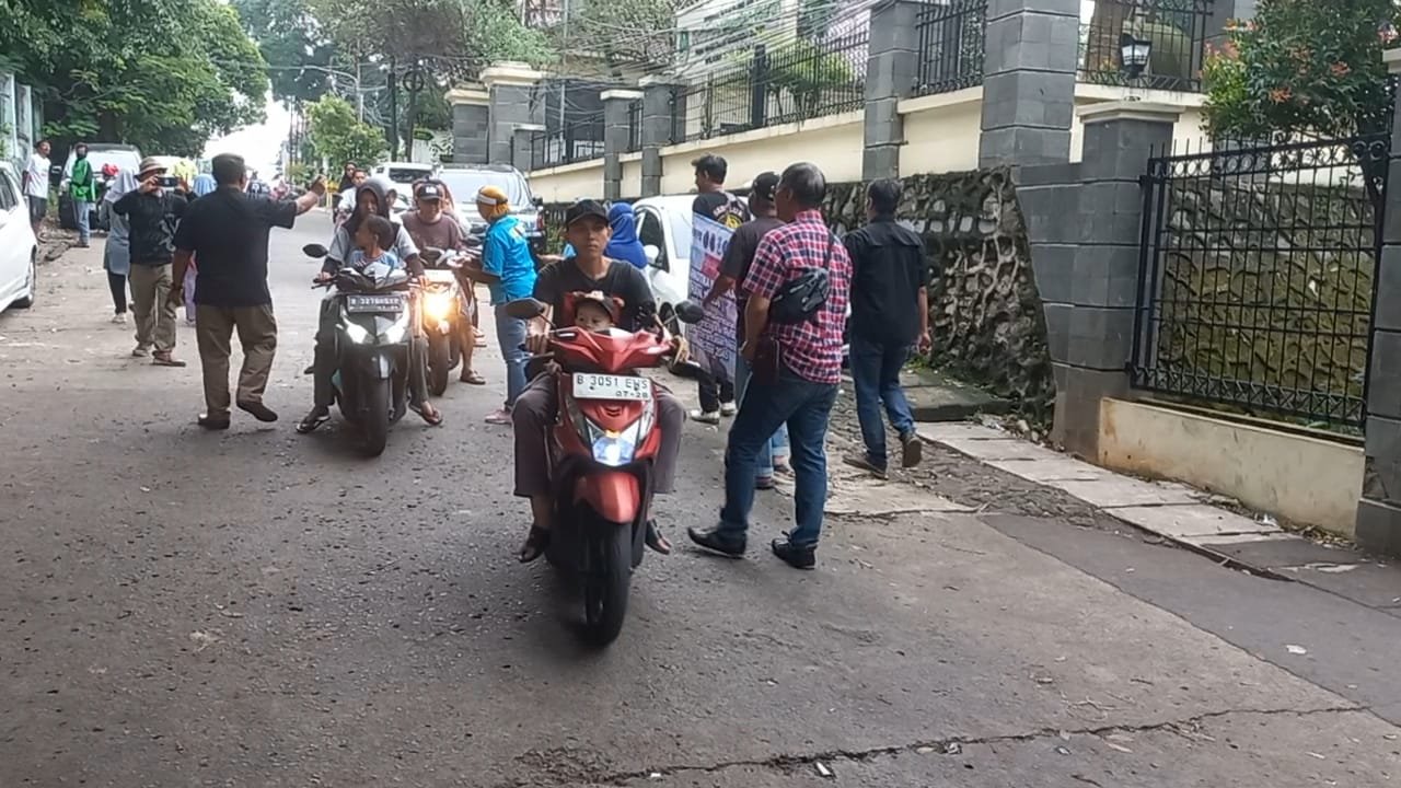 Relawan GMDM Depok membagikan selebaran dan stiker edukasi narkoba kepada pengguna jalan dalam aksi HANI 2025 di kawasan Sukmajaya, Sabtu (29/6/2025). Foto: Harnas.id/ Agung