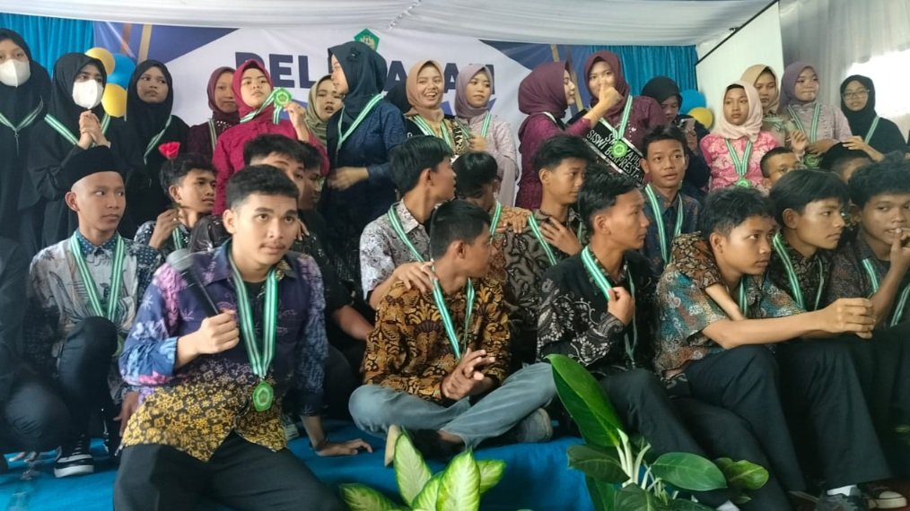 Siswa-siswi SMP Yapis Bogor Angkatan 41 berfoto bersama usai prosesi pelepasan yang digelar secara khidmat dan penuh haru. Foto: Harnas.id/ Istimewa