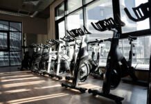 Rekomendasi Tempat Gym Terbaik di Bogor, Fasilitas Lengkap dan Nyaman Rutin nge-gym tak hanya membuat tubuh lebih bugar, tapi juga membantu menjaga kesehatan mental dan fisik secara menyeluruh. Foto: Freepik