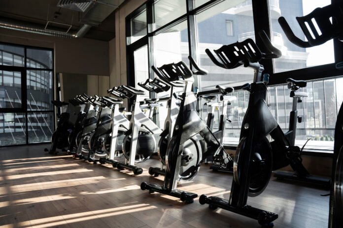 gym-with-indoor-cycling-equipment Rutin nge-gym tak hanya membuat tubuh lebih bugar, tapi juga membantu menjaga kesehatan mental dan fisik secara menyeluruh. Foto: Freepik