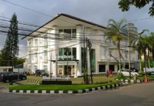 Sahira Hotel Pakuan By Rakacon Resmi Dibuka, Tawarkan Pengalaman Menginap Keluarga dan Bisnis di Kota Bogor Sahira Hotel Pakuan By Rakacon tampak dari depan, kini hadir dengan konsep baru yang ramah keluarga dan bisnis di kawasan Ciheuleut, Kota Bogor. Foto: Istimewa