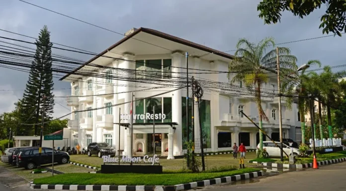 Sahira Hotel Pakuan By Rakacon Resmi Dibuka, Tawarkan Pengalaman Menginap Keluarga dan Bisnis di Kota Bogor Sahira Hotel Pakuan By Rakacon tampak dari depan, kini hadir dengan konsep baru yang ramah keluarga dan bisnis di kawasan Ciheuleut, Kota Bogor. Foto: Istimewa