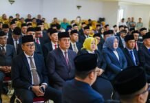 Pemkot Bogor Lantik Sejumlah Pejabat Baru, Dorong Kinerja Pelayanan Publik Lebih Baik Wali Kota Bogor Dedie A. Rachim saat melantik sejumlah pejabat baru di Paseban Sri Baduga, Balai Kota Bogor, Senin (30/6/2025). Pelantikan ini bertujuan memperkuat struktur birokrasi dan meningkatkan pelayanan publik. Foto: Harnas.id