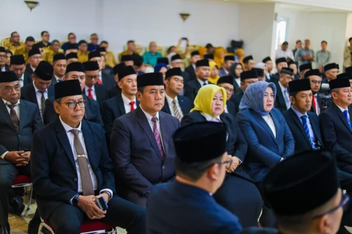 Pelantikan Wali Kota Bogor Dedie A. Rachim saat melantik sejumlah pejabat baru di Paseban Sri Baduga, Balai Kota Bogor, Senin (30/6/2025). Pelantikan ini bertujuan memperkuat struktur birokrasi dan meningkatkan pelayanan publik. Foto: Harnas.id