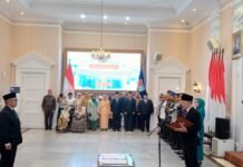 Denny Mulyadi Resmi Dilantik Jadi Sekda Kota Bogor, Fokus Tingkatkan Tata Kelola Daerah dan Akselerasi Program Prioritas Wali Kota Bogor Dedie A. Rachim melantik Denny Mulyadi sebagai Sekretaris Daerah Kota Bogor di Paseban Sri Baduga, Senin (30/6/2025). Pelantikan ini dihadiri Forkopimda dan pejabat Pemkot Bogor. Foto: Harnas.id