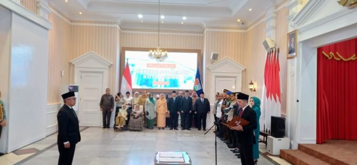 Deni Mulyadi Wali Kota Bogor Dedie A. Rachim melantik Denny Mulyadi sebagai Sekretaris Daerah Kota Bogor di Paseban Sri Baduga, Senin (30/6/2025). Pelantikan ini dihadiri Forkopimda dan pejabat Pemkot Bogor. Foto: Harnas.id
