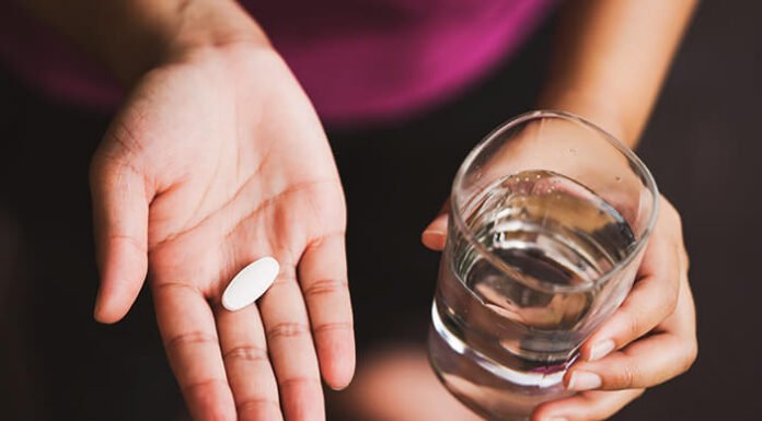 Cegah Komplikasi, Rutin Minum Obat Jadi Kunci Kendali Hipertensi Ilustrasi Minum Obat