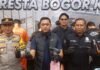 Remaja Kota Bogor Bentuk Geng Bersenjata, Polresta Bongkar Markas dan Sita Sajam Polresta Bogor Kota gerebek markas geng remaja bersenjata tajam usai aksi tawuran di Ciheulet, 7 orang diamankan dan 2 ditetapkan tersangka. Foto: Harnas.id/ Hadi