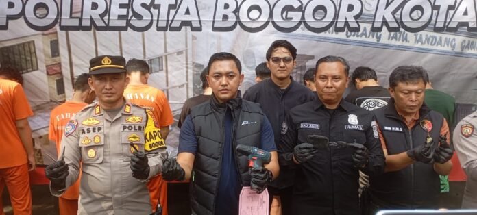 Polresta Bogor Kota gerebek markas geng remaja bersenjata tajam usai aksi tawuran di Ciheulet, 7 orang diamankan dan 2 ditetapkan tersangka. Foto: Harnas.id/ Hadi