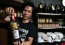 5EyesFarm Dramaga: Oase Pertanian Berkelanjutan dan Laboratorium Alam Ramah Lingkungan di Bogor anti Tarigan, pendiri 5EyesFarm, menunjukkan hasil olahan pertanian alami di lahan seluas 7.000 m² yang menjadi pusat edukasi pertanian berkelanjutan dan gaya hidup ramah lingkungan di Dramaga, Bogor. Foto: Harnas.id/ Hadi