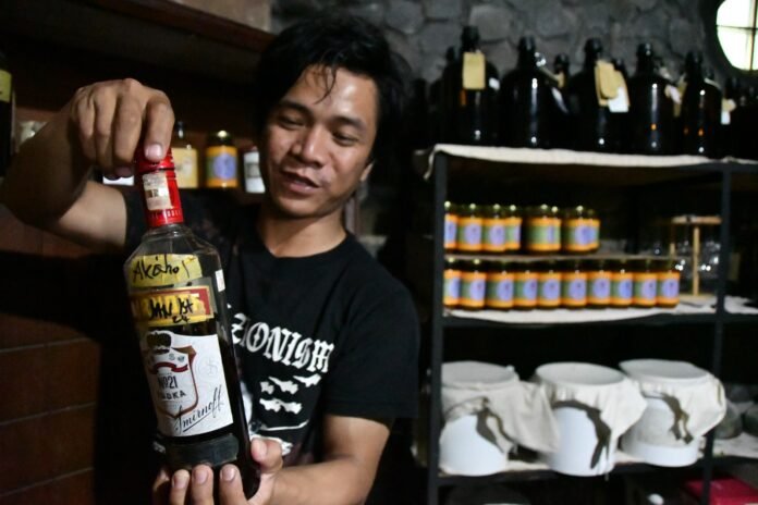 anti Tarigan, pendiri 5EyesFarm, menunjukkan hasil olahan pertanian alami di lahan seluas 7.000 m² yang menjadi pusat edukasi pertanian berkelanjutan dan gaya hidup ramah lingkungan di Dramaga, Bogor. Foto: Harnas.id/ Hadi