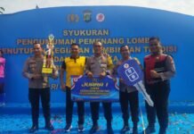 Polsek Bojongsari Raih Juara 1 Lomba Kebersihan dan Pelayanan Publik se-Polda Metro Jaya Kapolsek Bojongsari, Kompol Fauzan Thohari, menerima penghargaan Juara 1 Lomba Kebersihan dan Pelayanan dari Kapolda Metro Jaya di Lapangan Presisi, Jakarta (4/7/2025). Foto: Harnas.id/ Agung